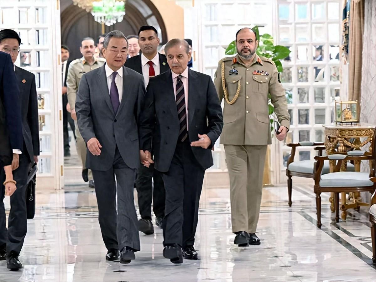 紧牵王毅外长的手，巴铁承认中美策略有所调整，希望中方能多理解